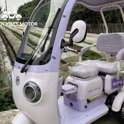 Chỗ ngồi rộng rãi, gầm xe thấp, tạo cảm giác chắc chắn khi di chuyển